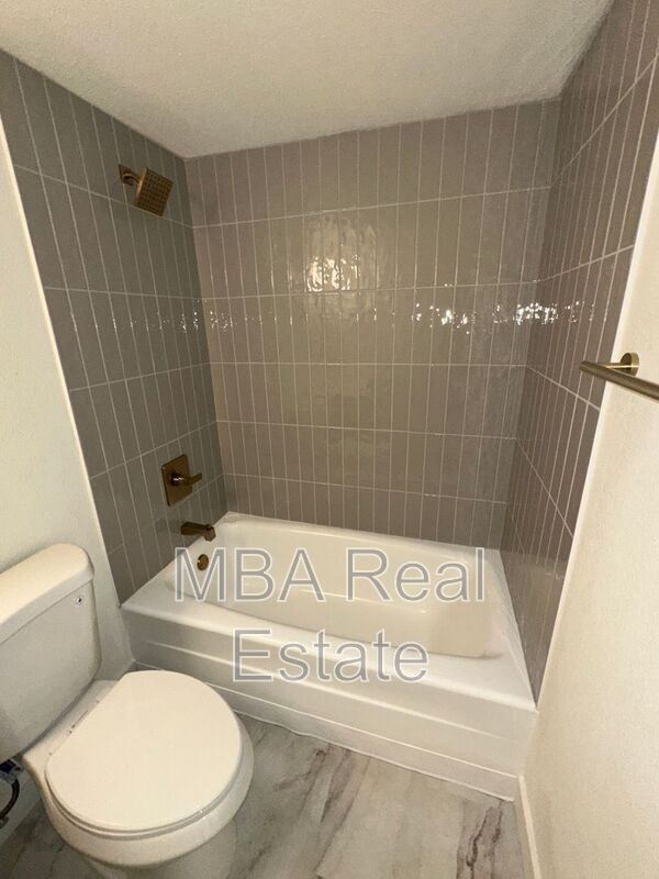 Building Photo - 8037 E Glenrosa Ave