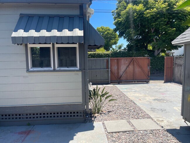 Building Photo - Updated 1 Bed, 1 Bath House in the Heart o...