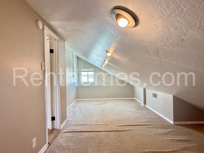 Building Photo - 9911 Ivy St