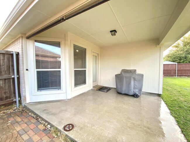 Building Photo - 9912 Carter Dr