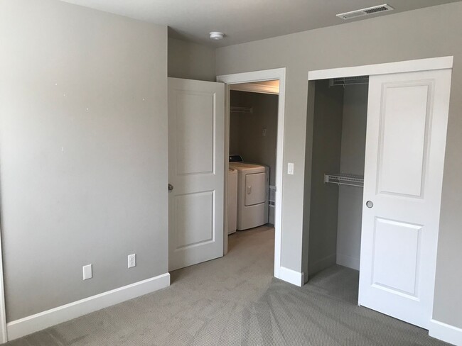 Building Photo - 271