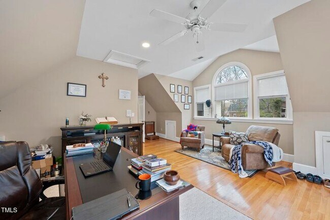 Building Photo - Spacious & Serene 5+ Bedroom Home in Sough...