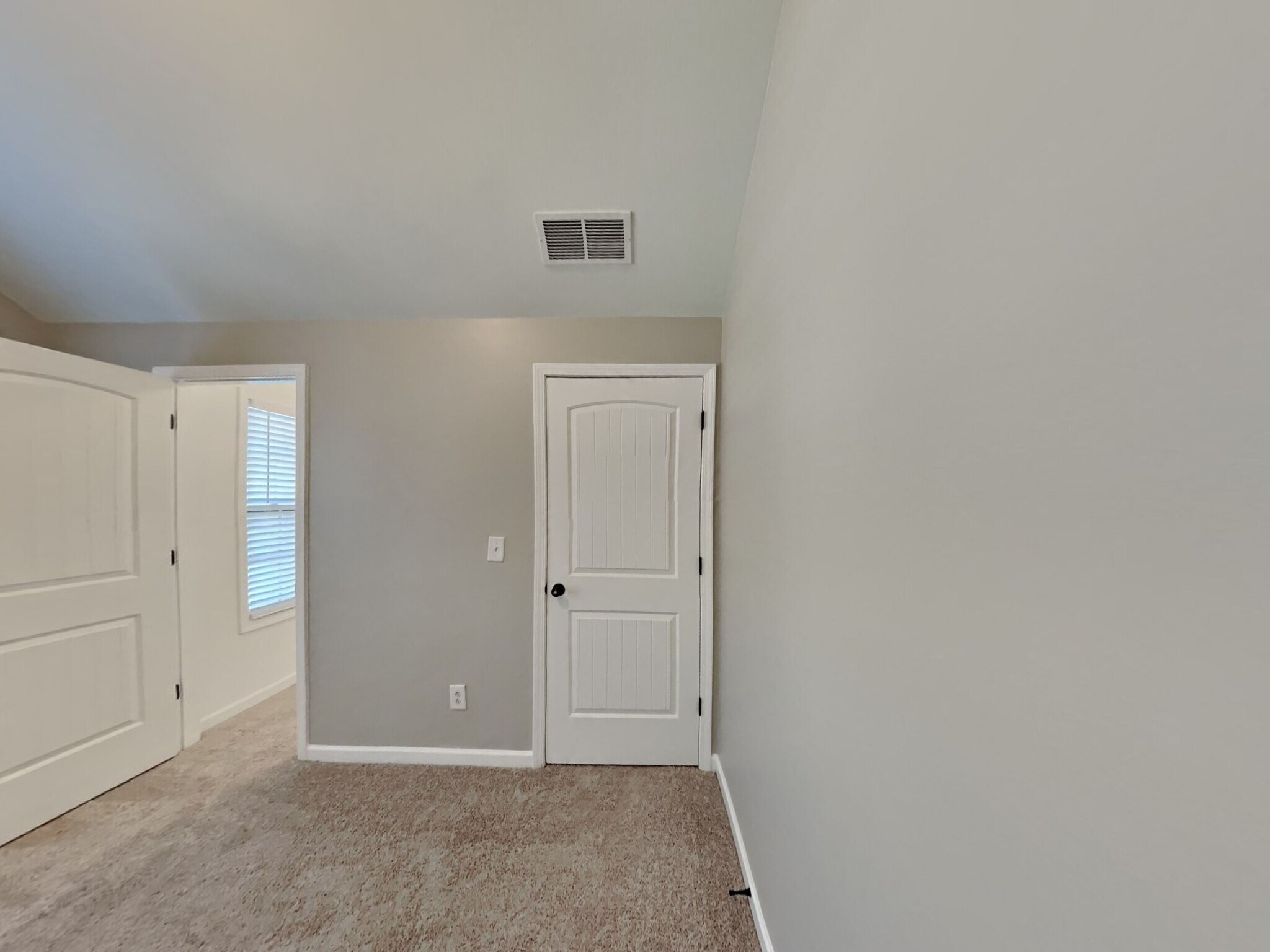 Building Photo - 400 Louise Way