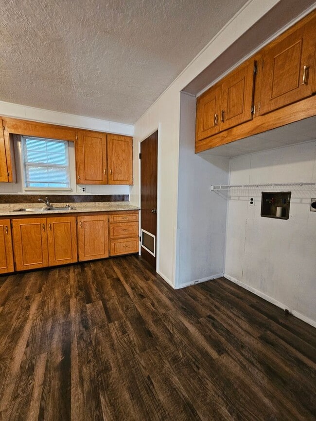 Building Photo - (3) Bed/(1) Bath in Purcell Avail NOWl!