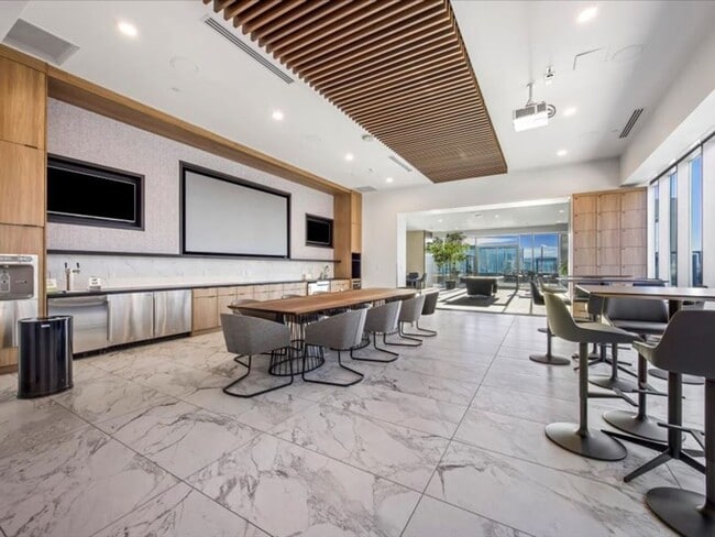 Building Photo - Luxury High Rise Condo Available 4/25/26!