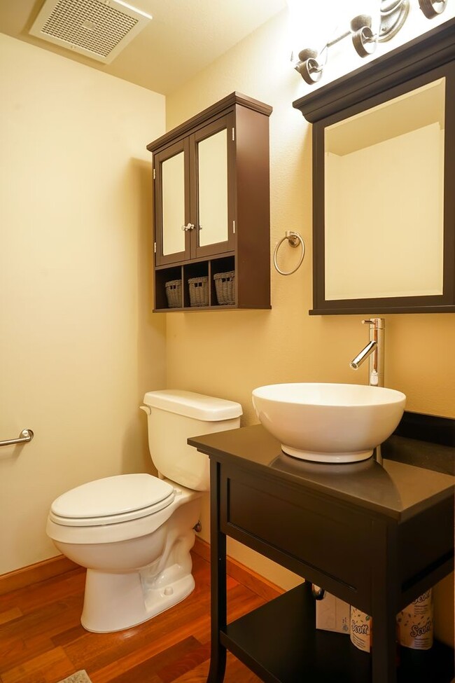 Building Photo - Executive Townhome - Walking distance to C...