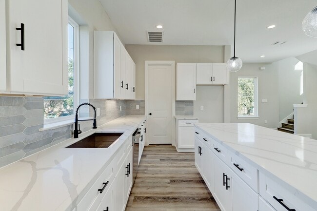 Building Photo - 2202 Melody Ln