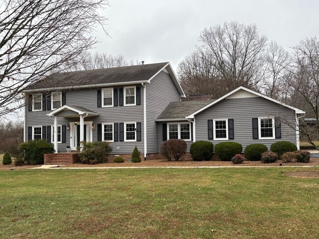 Building Photo - Charming Home Near Lakewood Golf & Country Club in Tullahoma...