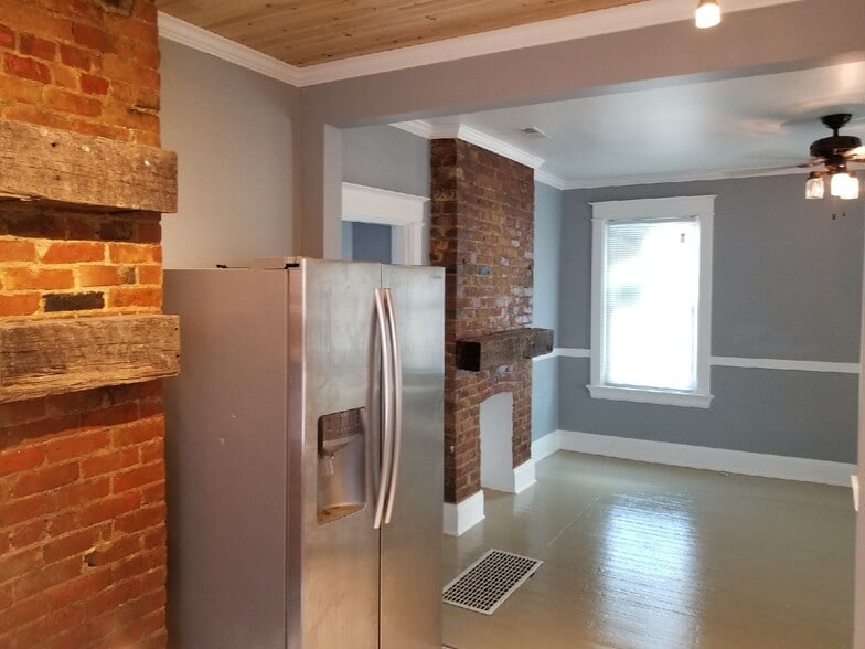 Building Photo - 5 E 9th St