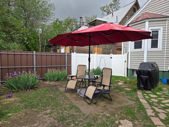 Building Photo - 864 E 200 S