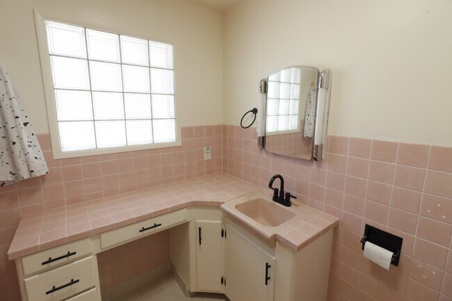 Building Photo - Charming 2 Bed / 1 Bath Home in Redmond!