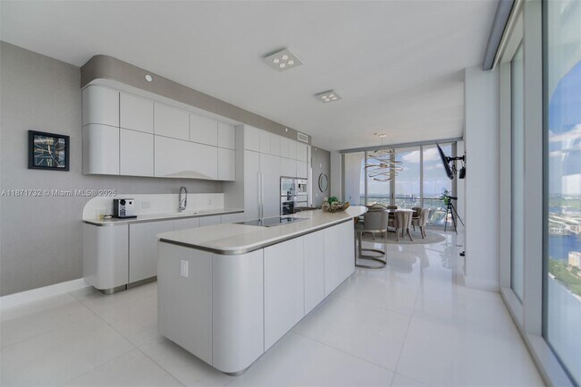 Building Photo - 16901 Collins Ave
