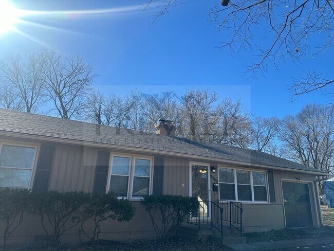Building Photo - 8205 E 53rd KC MO -3 bed / 1 full bathroom...