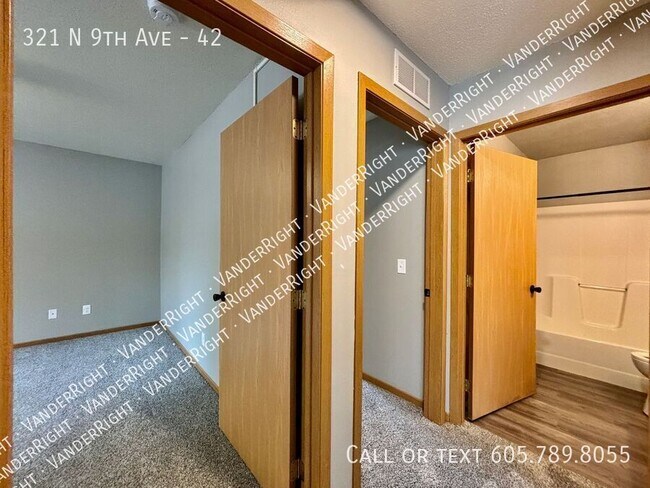 Building Photo - Updated Walk-Out 2 Bedroom Apartment!