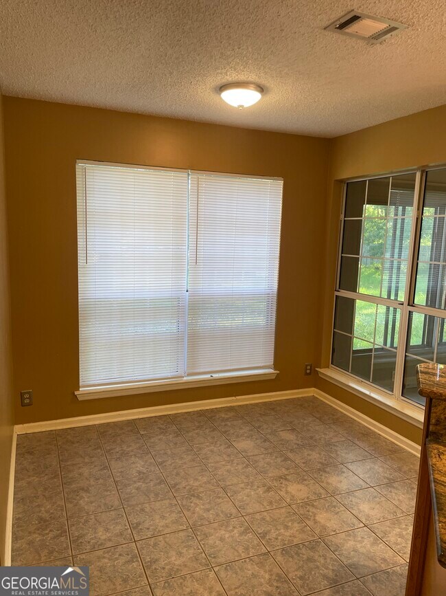 Building Photo - 108 Acorn Ct