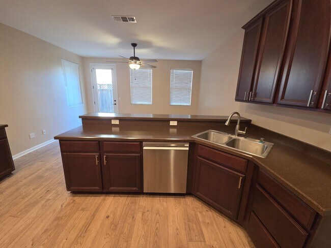 Building Photo - Gorgous 3 Bedroom 2/5 Bath home in HOA