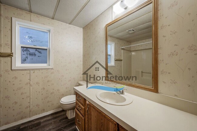 Building Photo - 2 Bedroom 1 Bath Home with Off-Street Park...