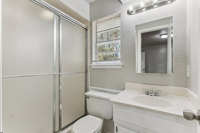 Building Photo - Beautiful brick 3 bedroom, 2 bath, 2 car g...