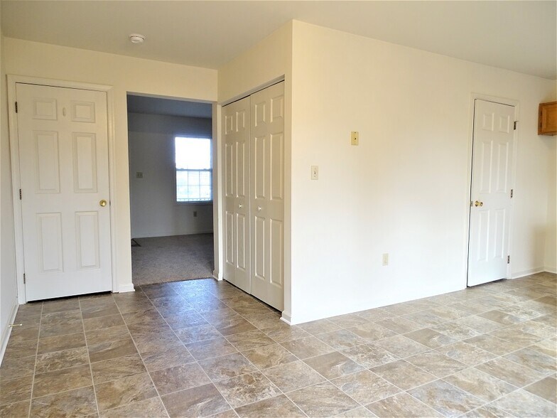 Building Photo - 1 Foxfield Ln