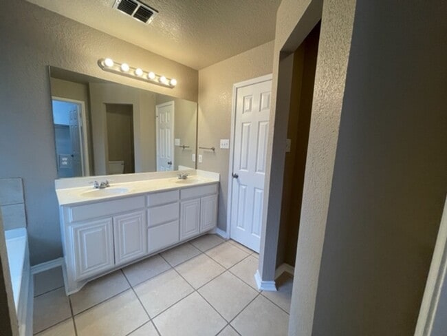 Building Photo - Beautiful One Story Home on a cul-de-sac near Lackland AFB