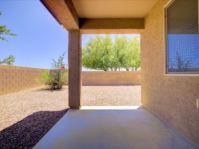 Building Photo - 3 Bedroom 2 Bathroom