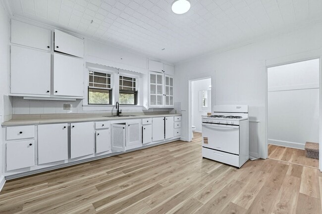 Building Photo - New THREE BED listing in Fort Wayne!