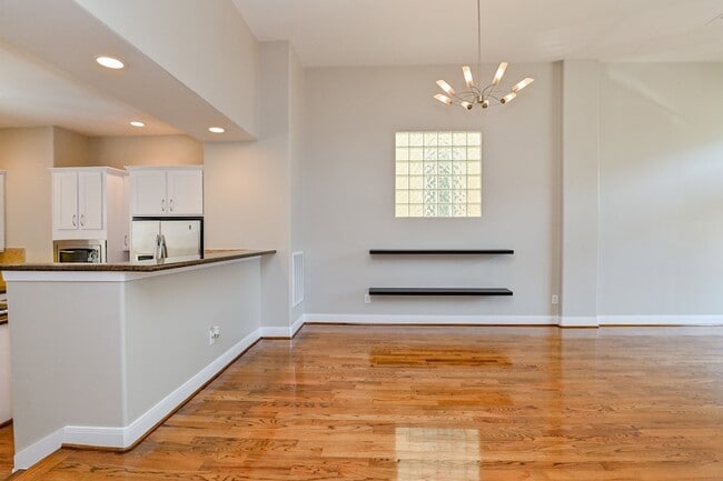 Building Photo - 5108 Lillian St