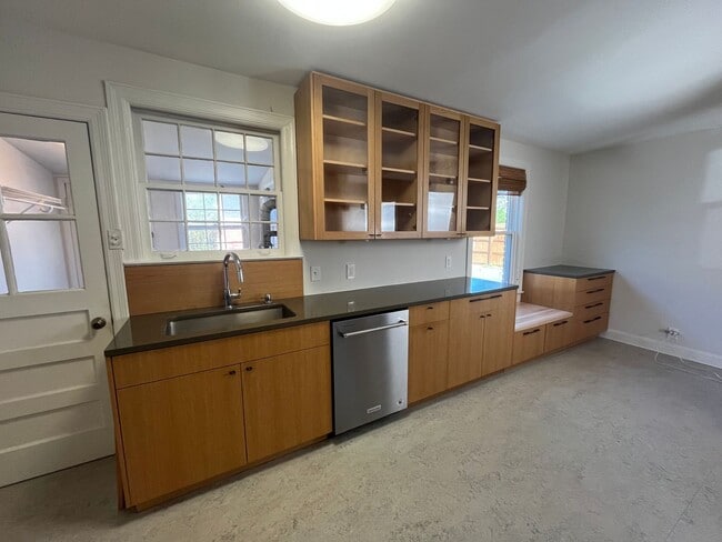Building Photo - Renovated 2 Bedroom/ 1 Bath Duplex minutes to 12th South, Lipscomb, Belmont and Vandy