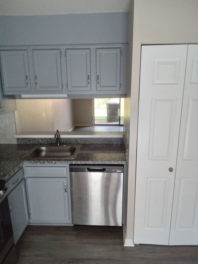 Building Photo - Super Cute END UNIT townhome located close...