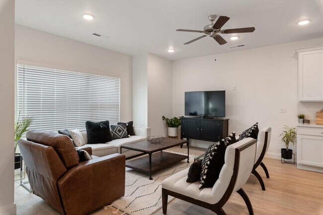 Building Photo - Desert Color Townhome 4-Bedrooms!