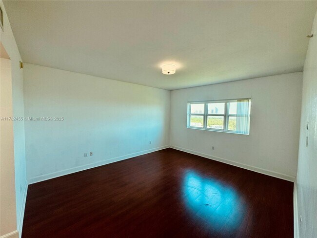 Building Photo - 15051 Royal Oaks Ln