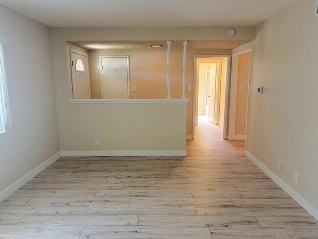 Building Photo - 623 N Rimhurst Ave