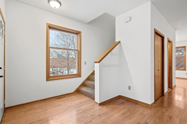 Building Photo - Spacious 3BR 2Bath Townhome in the desirable Seward Neighborhood!