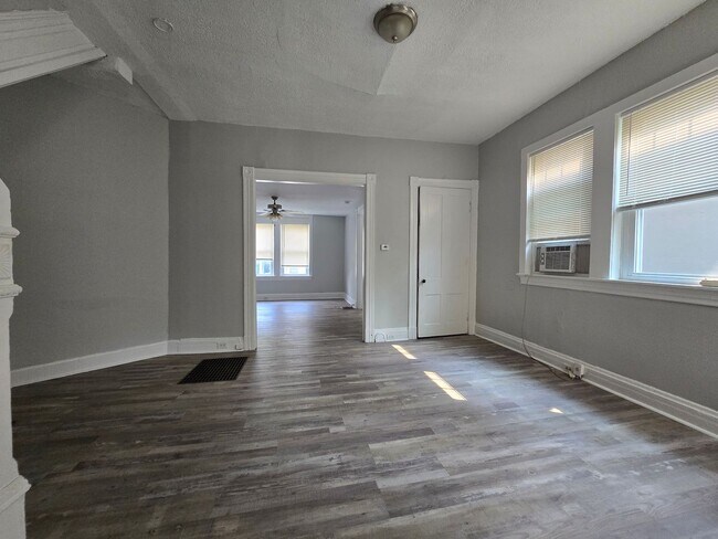 Building Photo - Convenient to Downtown and UC!