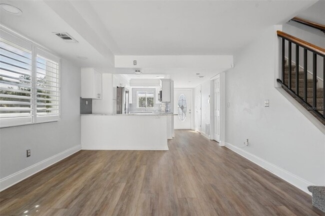 Building Photo - 275 Capri Cir N