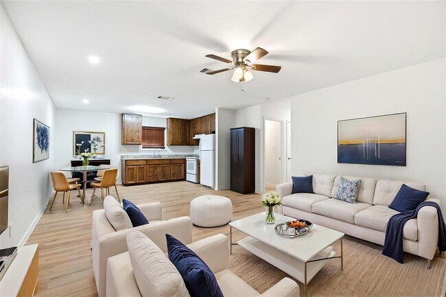 Building Photo - 823 N Commerce St