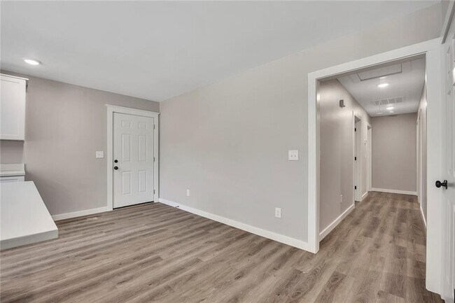 Building Photo - 411 Hardy Ave SW