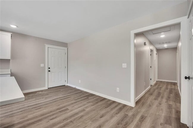 Building Photo - 412 Hardy Ave SW