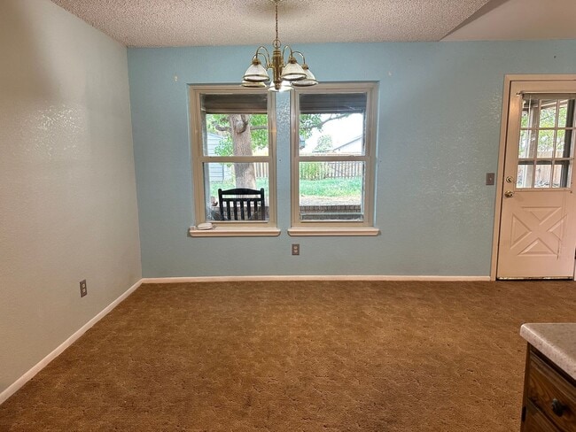 Building Photo - Spacious Family Home!