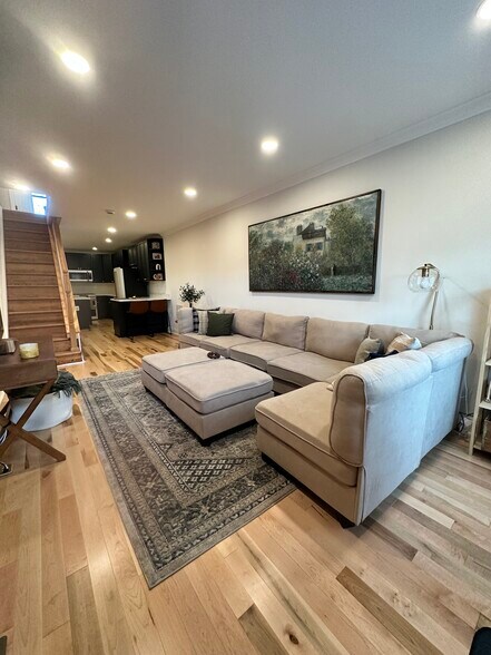 Building Photo - 646 S Curley St