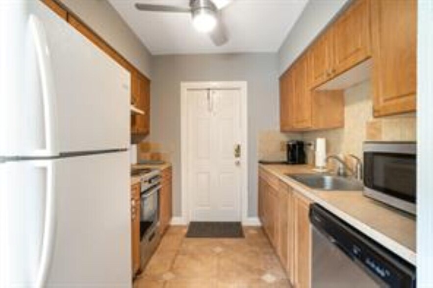 Building Photo - 2607 NE 8th Ave