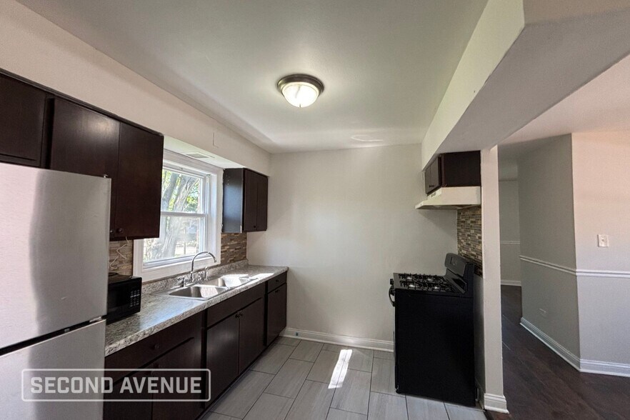 Building Photo - 1109 W 110th Pl