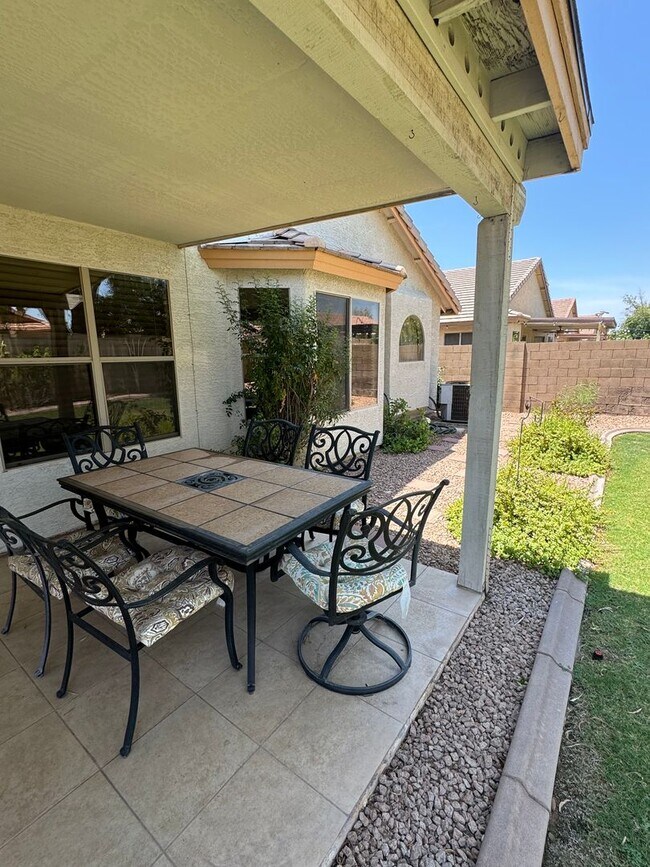 Building Photo - Stunning 3 bedroom, 2 bath home