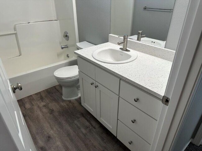 Building Photo - 350 Wilkie St