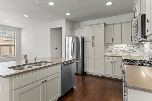 Building Photo - 13800 Lyndhurst St