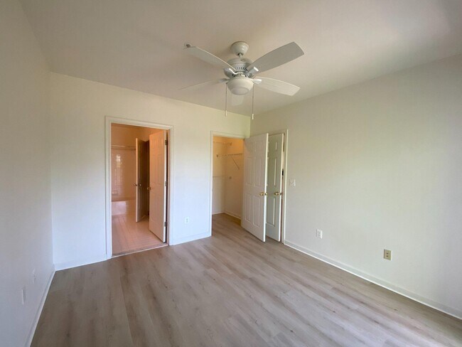 Building Photo - 7000 Falls Reach Dr