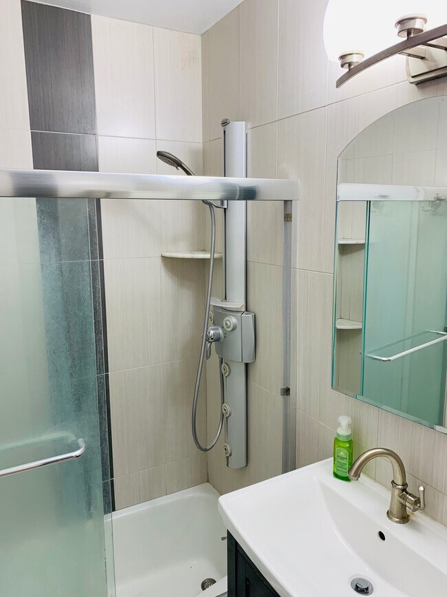 Building Photo - 2000 Linwood Ave