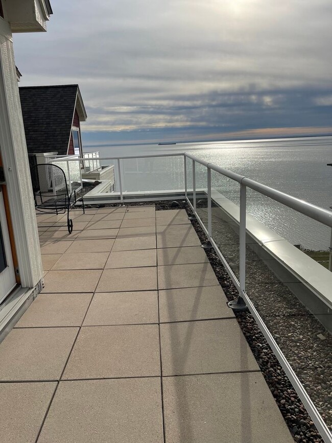 Building Photo - Beacon Pointe Condominium! Stunning furnis...