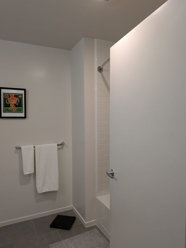 Building Photo - Studio Apartment Home on Top Floor with views of City Hall!