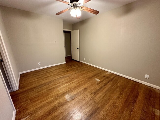 Building Photo - 1926 Laurelwood Dr